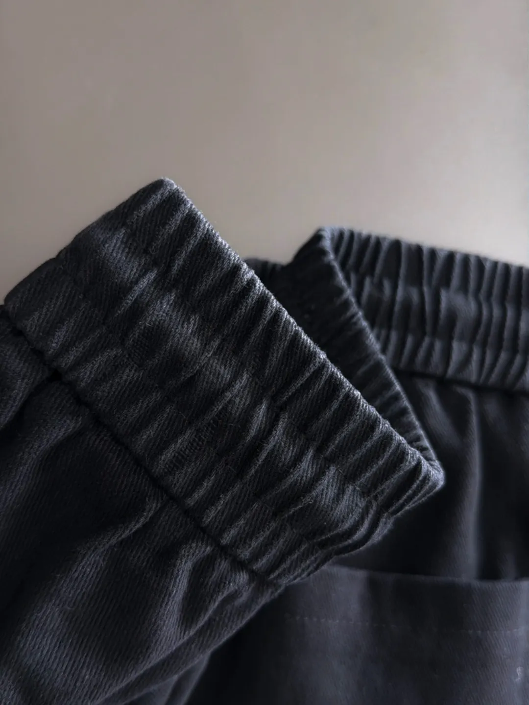 The next day we shipped the P195 Balenciaga High Quality New Arrival Elastic Casual Pants Fall/Winter 2026. The custom-made fabric at the counter has a high degree of comfort, impeccable details, and the design concept of the brand elements reflects high quality. The hand feels delicate and soft! Casual cuts and awesome upper body! Sizes: S-3XL